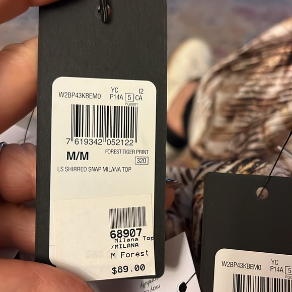 NWT Guess Milana shirred top - Picture 9 of 9